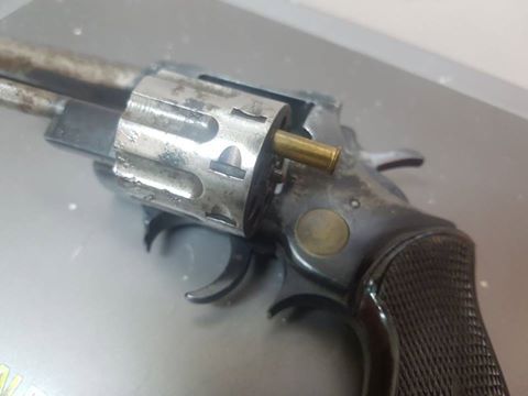 איים עם אקדח