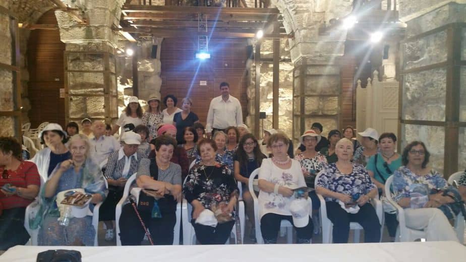 אירוע מרגש של פעם בחיים: 55 ניצולי שואה מגבעת שמואל נסעו לכותל לחגוג בר/בת מצווה לראשונה בחייהם