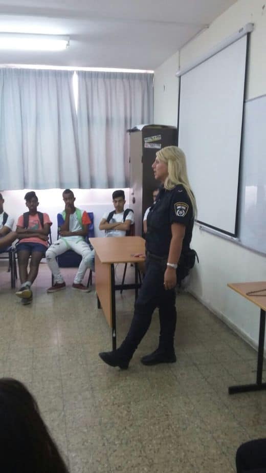 אתי פנחס, שוטרת סיור בתחנת לב תל אביב שמוכרת יותר ככוכבת הסדרה "כחולים", ביקרה השבוע בבית אקשטיין באור יהודה. פנחס, שהובאה להרצאה באמצעות השוטר הקהילתי, רס"ב מאיר בכר, נפגשה עם תלמידי י"א ו-י"ב, סיפרה להם על התמודדות המשטרה עם נושא הסמים ובעיקר עם הנייס גאי, וכן על גניבות ועבירות נוער.