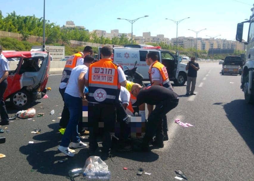 שלוש מכוניות התנגשו בכביש 471 לכיוון מזרח. צוותי מד"א קבעו את מותה של אישה כבת 30. גבר כבן 50 נפצע קשה ופונה לבית החולים בילינסון בפתח תקווה