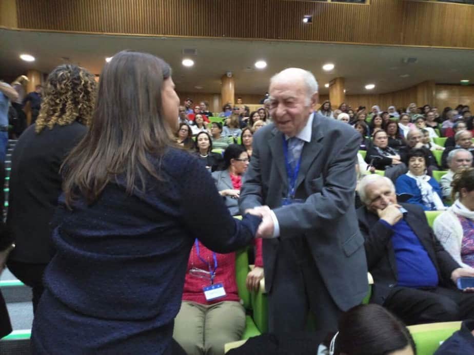 יצחק בקלצ'וק (90), המתנדב הוותיק ביישוב אשר מסייע לתלמידי גני תקווה בלימודי מתמטיקה, זכה במגן שר הרווחה למתנדב מצטיין לשנת 2016.