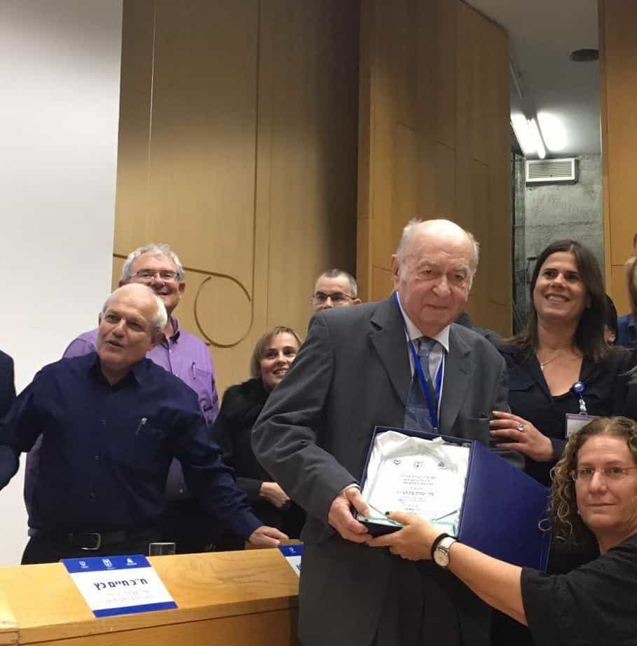 יצחק בקלצ'וק (90), המתנדב הוותיק ביישוב אשר מסייע לתלמידי גני תקווה בלימודי מתמטיקה, זכה במגן שר הרווחה למתנדב מצטיין לשנת 2016.