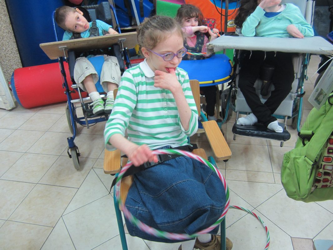 פרופ' פנחס נמט מגבעת שמואל, מבכירי רופאי העיניים בישראל מגיע מדי תקופה למרכז עלה בבני ברק ומטפל בילדי המרכז שסובלים מבעיות התפתחותיות קשות