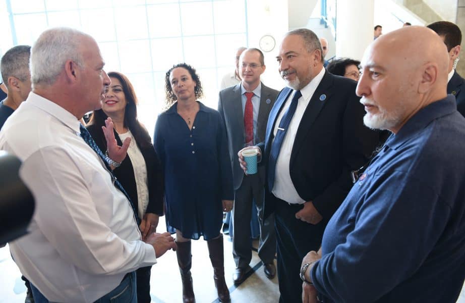 השר ליברמן בכנס אסירי ציון בתיכון מקיף יהוד