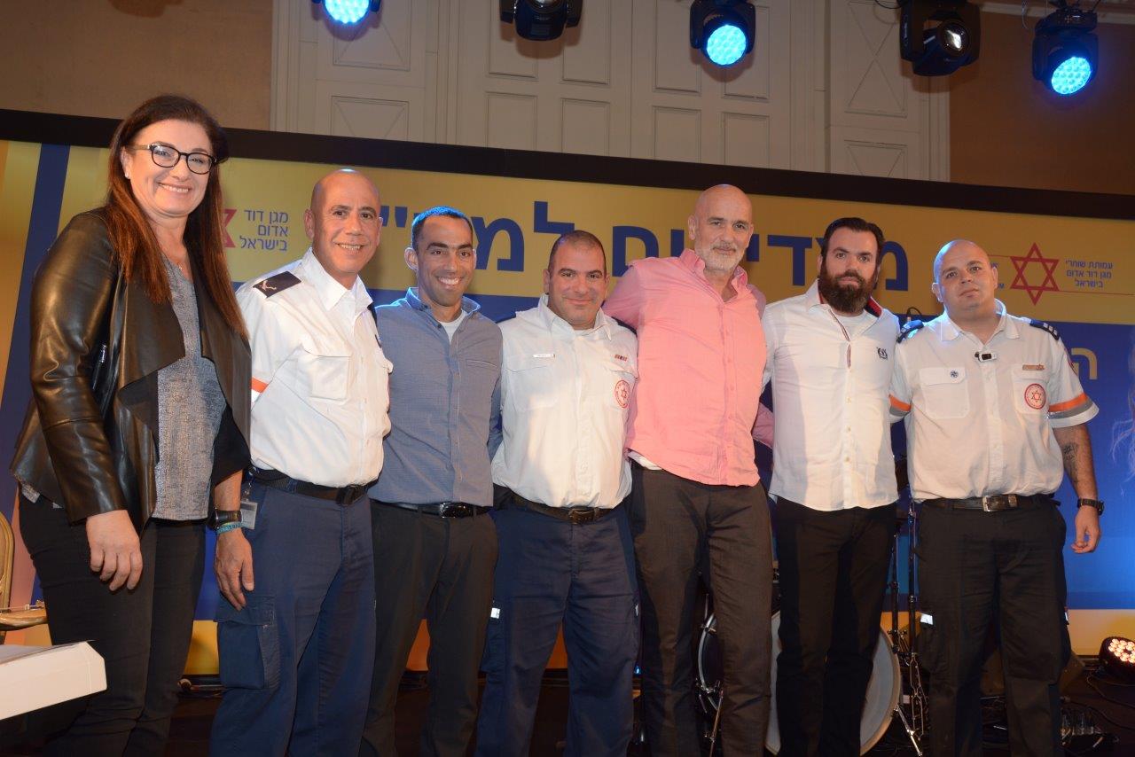 ישראל גרמולין וצוות מדא שהציל את חייו בערב הצדעה של אגודת שוחרי מדא בישראל - צילום אלירן אביטל דוברות מדא 