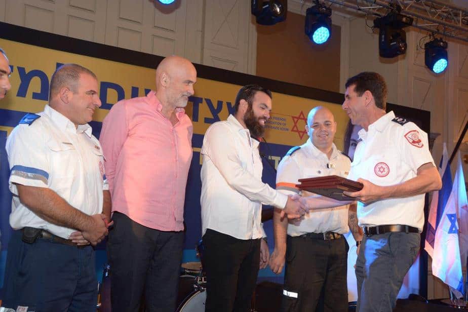 תומר פשקו מקבל תעודת הוקרה ממנכל מדא - צילום מיקי פריידן 
