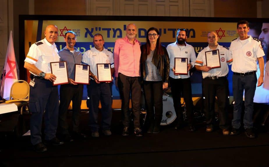 ישראל גרמולין וצוות מדא שהציל את חייו - צילום אלירן אביטל