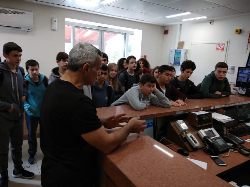 תלמידי חטיבת סביונים מיהוד בתחנת מסובים