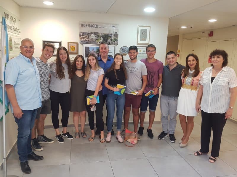 בתמונה: ישראל גל, רון מלכה וירון יעקבי, עם חברי המשלחת לקראת יציאתם לבריטניה וארצות הברית.