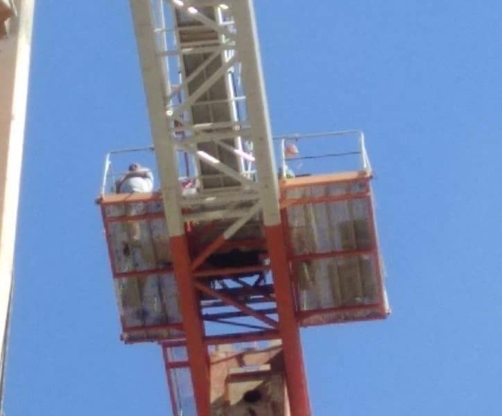 מאיים להתאבד באתר בנייה במונוסון