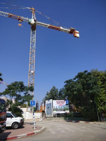 מאיים להתאבד באתר בנייה במונוסון