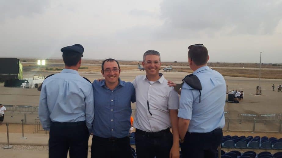 בתמונה: מימין לשמאל : סרן ד', המחנך דני ניקרטין, המנהל תומר שופר, סגן א' צילום: אמי"ת