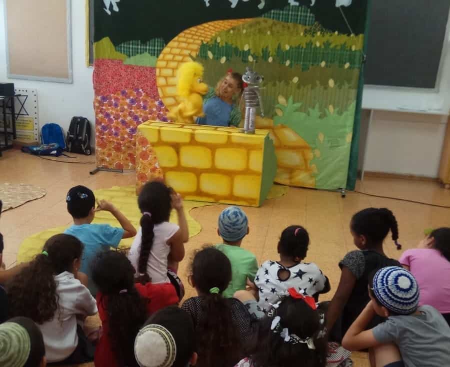 בית הספר של החופש הגדול - יהוד מונוסון. תוכן מקודם