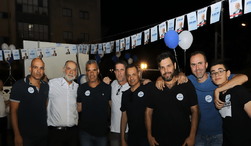 נתן בז'ה ותומכיו בערב השקת הקמפיין. תוכן מקודם