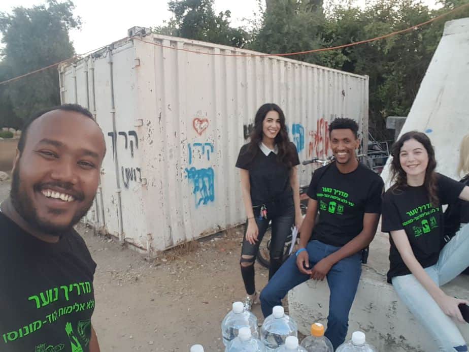 כשהנוער עוד חייך. מועדון אמבסה