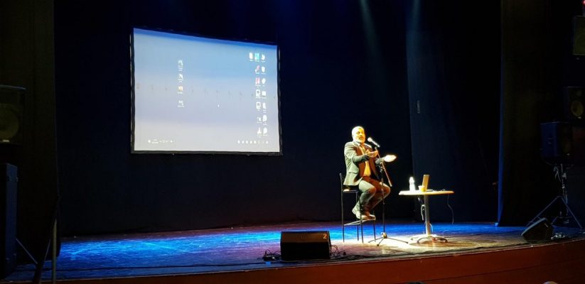 צבי יחזקאלי בזמן ההרצאה באור יהודה