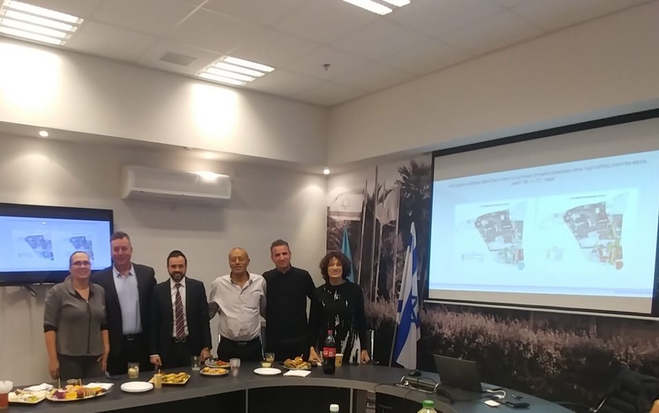 ראש העיר ישראל גל יחד עם אוריאל בוסו, סגן ראש עיריית פתח תקווה, נפתלי כהן סגן ראש עיריית קריית אונו וחווה ארליך מהנדסת העיר פתח תקווה. (מימין לשמאל: אנדה בר, צח קוזניצקי, נפתלי כהן, אוריאל בוסו, ישראל גל וחווה ארליך)