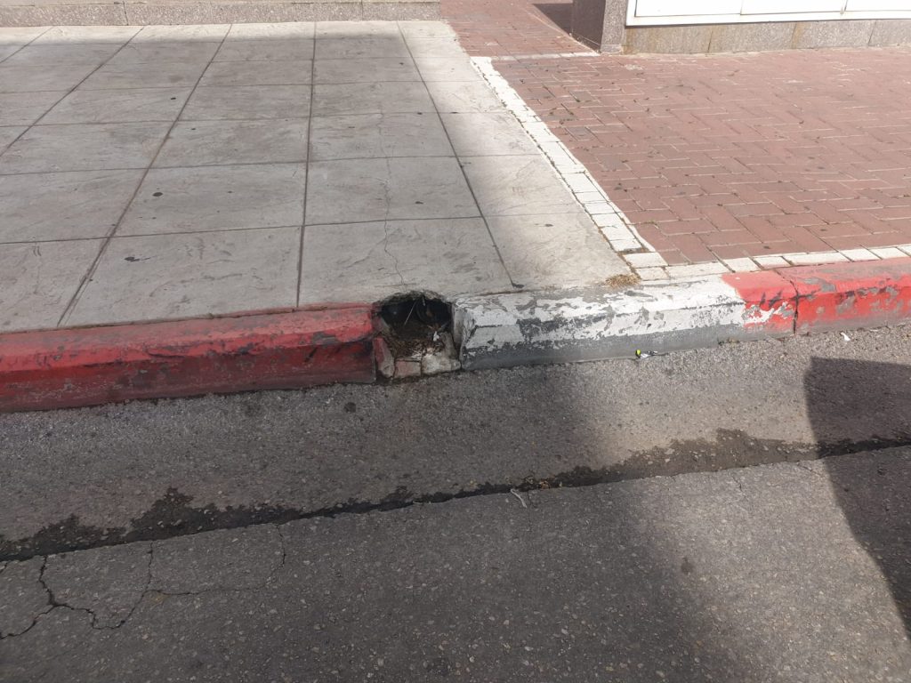 הבקע במדרכה 