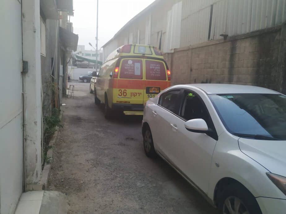 השרב הכבד גובה קורבנות בנפש: בן 70 נמצא הערב (ה') מחוסר הכרה ברכב באור יהודה עם סימנים של פגיעת חום. פרמדיקים של מד"א שהוזעקו למקום ביצעו בו פעולות החייאה - אך נאלצו לקבוע את מותו. חובש רפואת חירום במד"א יובל מזרחי סיפר: "כשהגענו למקום ראינו גבר כבן 70 יושב מחוסר הכרה ברכב כשהוא סובל מפגיעת חום קשה לאחר שככל הנראה איבד את הכרתו ברכב. חילצנו אותו מהרכב וביצענו בדיקות רפואיות אך הוא היה ללא דופק וללא נשימה ולא נותר לנו אלא לקבוע את מותו