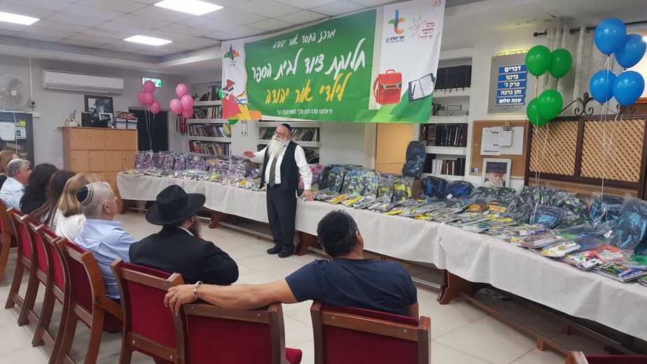 חלוקת הילקוטים באור יהודה