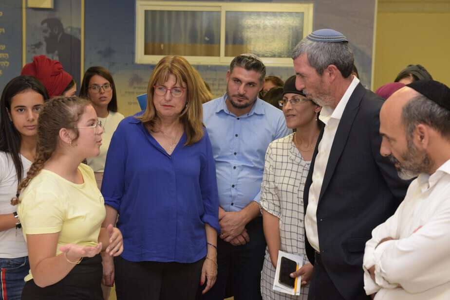 ביקור השר בבית הספר יגאל אלון