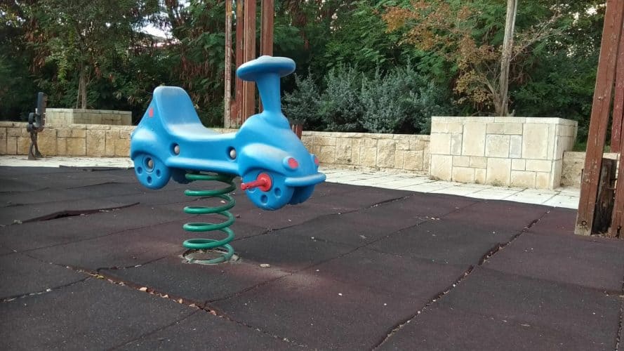 הגינה ליד ביתו של עבריין המין