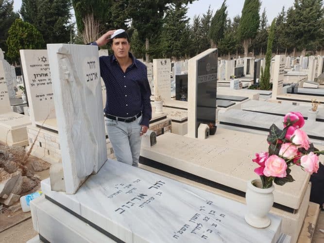 גילי ארגוב ליד קבר אביו צילום רוני שדה