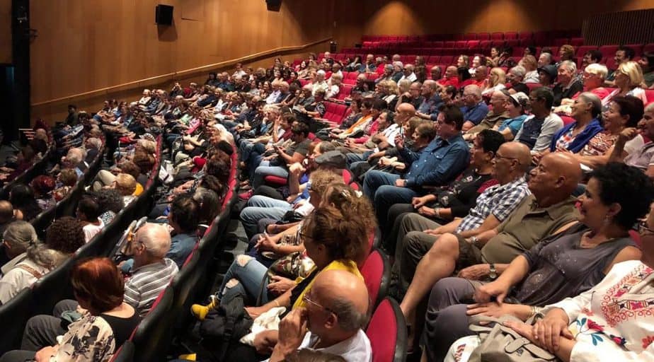 הקהל הצביע בכיסאות. שבוע האזרח הותיק