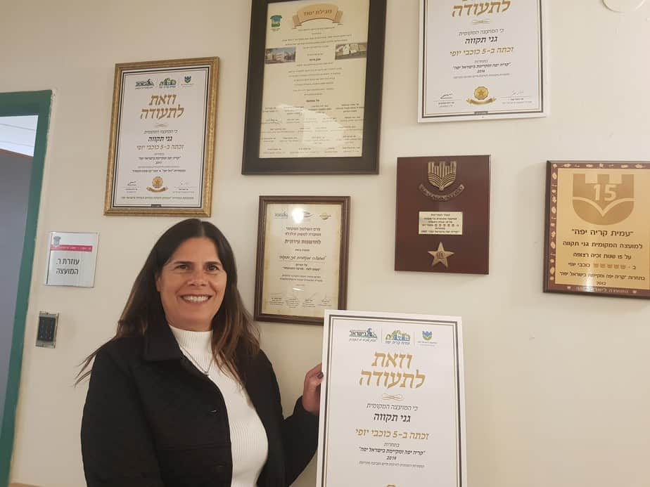 ליזי דלריצ'ה עם אות דגל היופי
