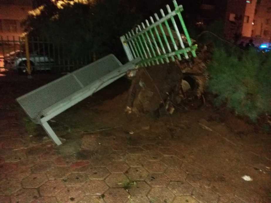הספסלים שנעקרו. צילום: איחוד והצלה אור יהודה