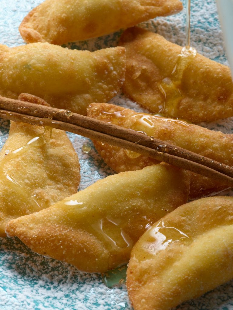 רביולי גבינה מטוגן