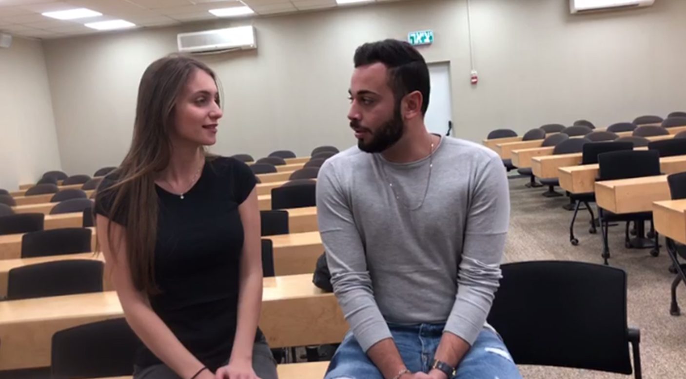 ירדן דעיה. מדברת עם הסטודנטים