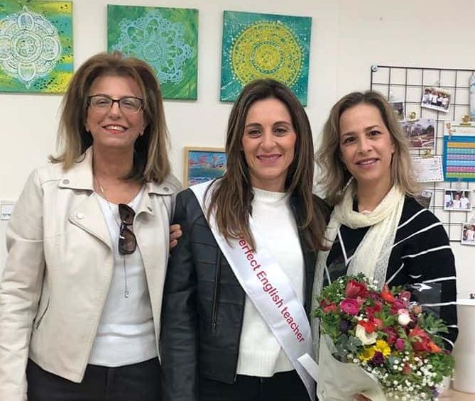 אלינור אביב (במרכז)
