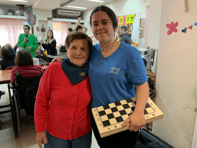 תלמידי נחשון במועדון הוותיקים