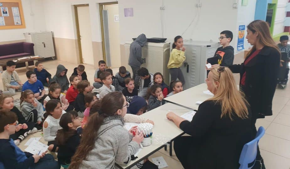 הסברה לתלמידים בקרית החינוך. צילום: דוברות סביון