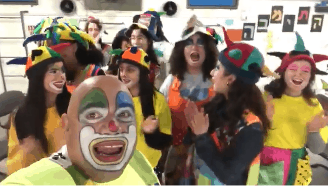 איציק הליצן עם תלמידי ליצנות רפואית צילום: איציק הליצן