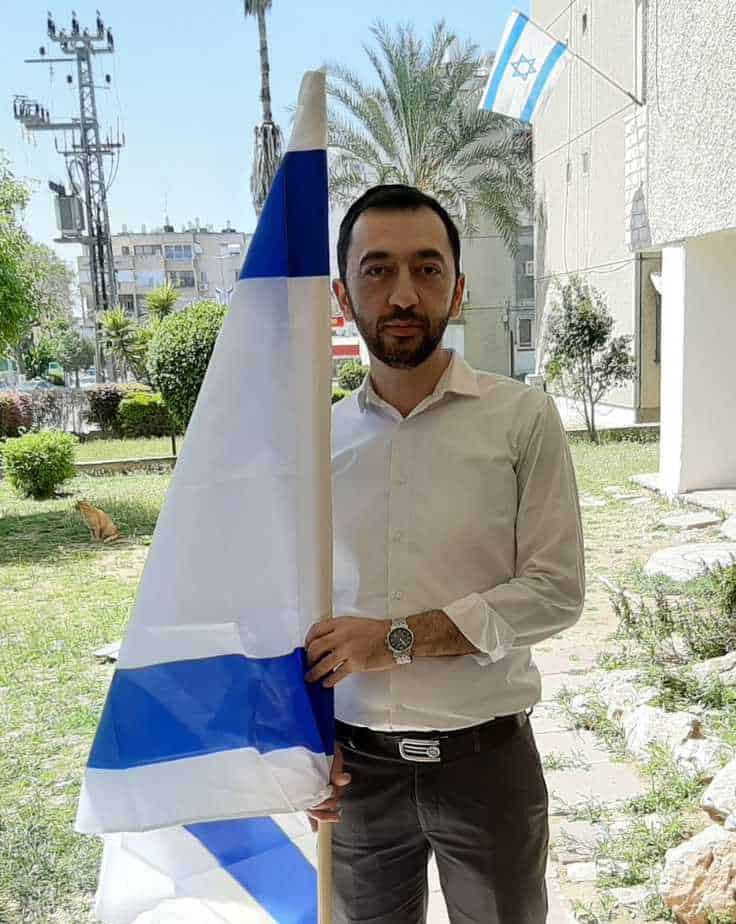 שלמה סיונוב עם הדגל. צילום משפחתי