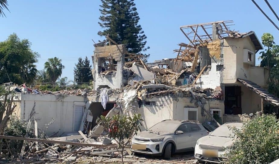 מטח פגיעה ישירה בבית ביהוד. צילום אונו ניוז