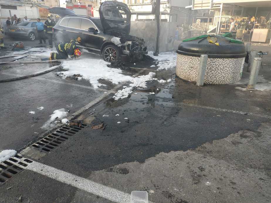 רכב עלה באש באור יהודה. צילום: אונו ניוז