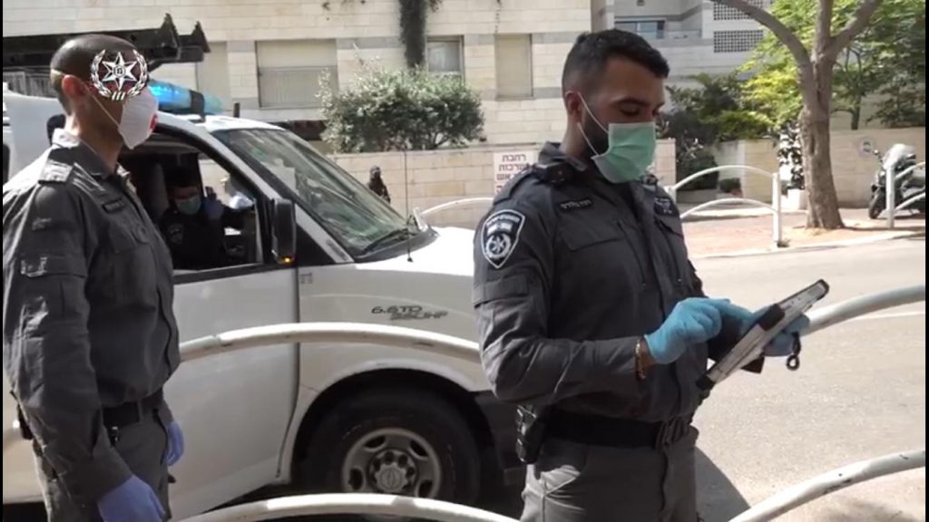 מחלקים דו"חות (צילום: דוברות המשטרה)
