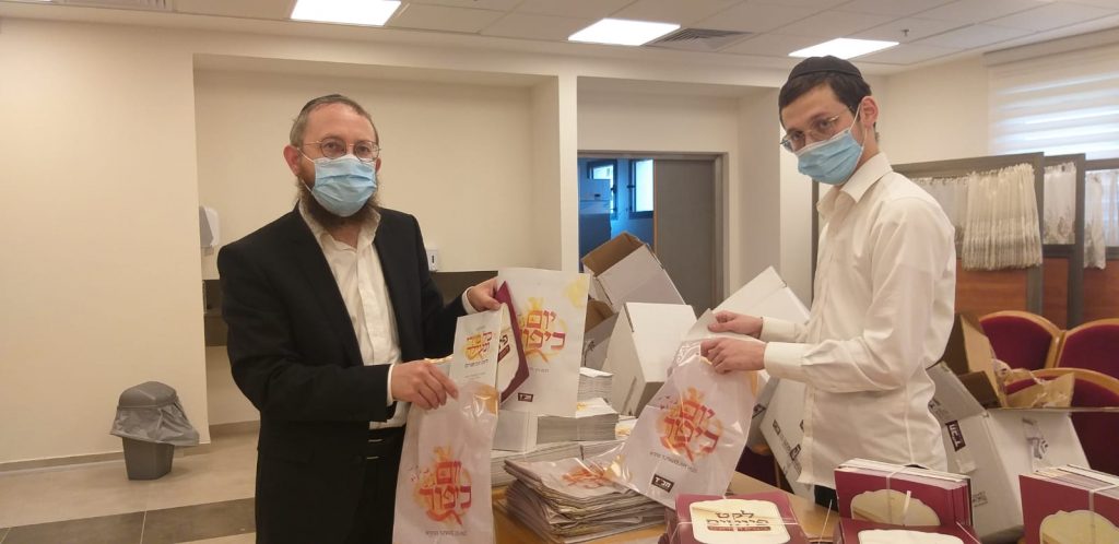 הרב גרשון שנור משמאל (צילום: בית חב"ד)
