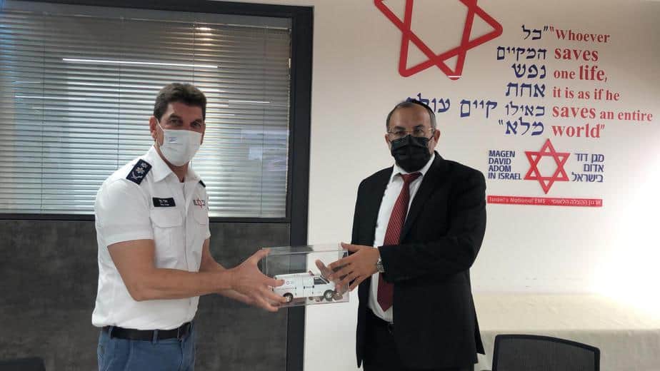 השר לענייני דתות במוקד הלאומי של מד"א (צילום דוברות מד"א)