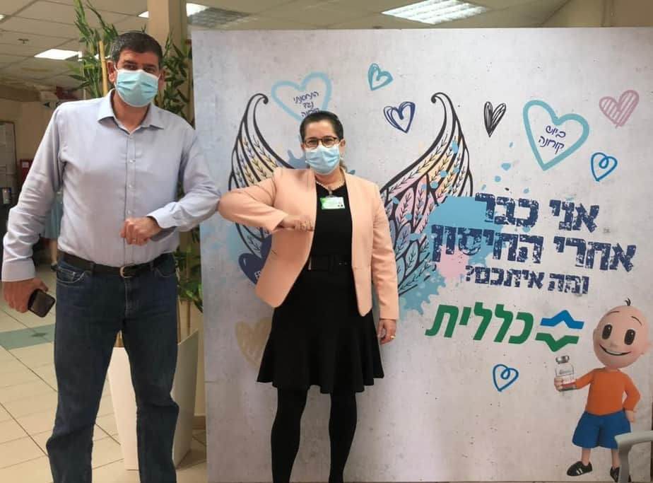 יוסי ברודני מתחסנן נגד הקורונה (צילום דוברות גבעת שמואל)