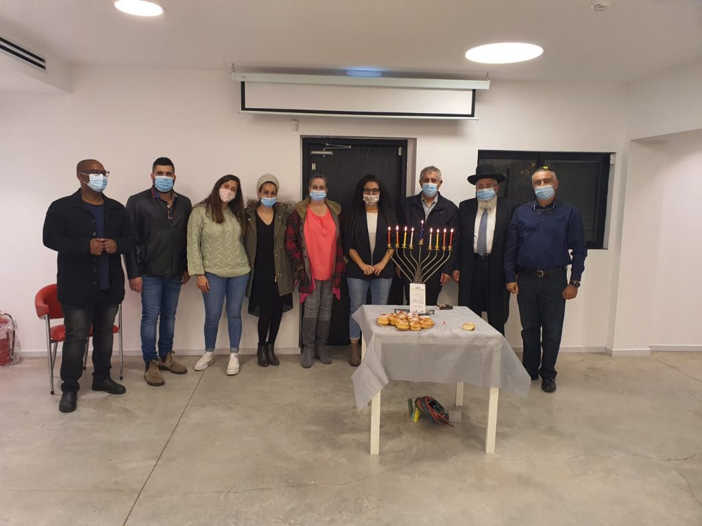 הדלקת נר שמיני מרגשת במרכז קזז לצעירים באור יהודה (צילום דוברות עיריית אור יהודה)