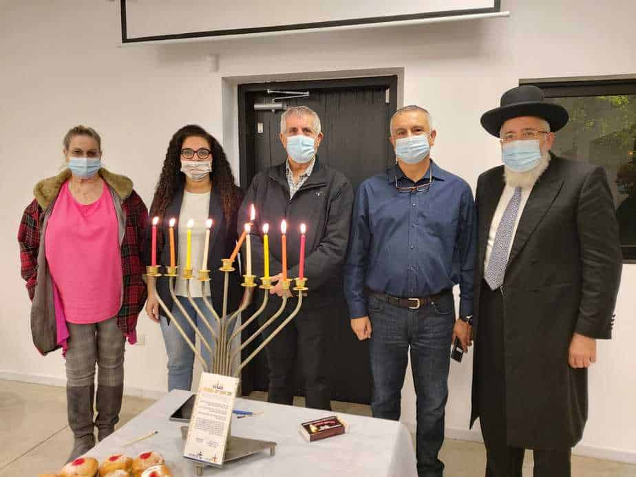 ברוך בן יגאל בהדלקת נר שמיני במרכז קזז לצעירים (צילום דוברות עיריית אור יהודה)