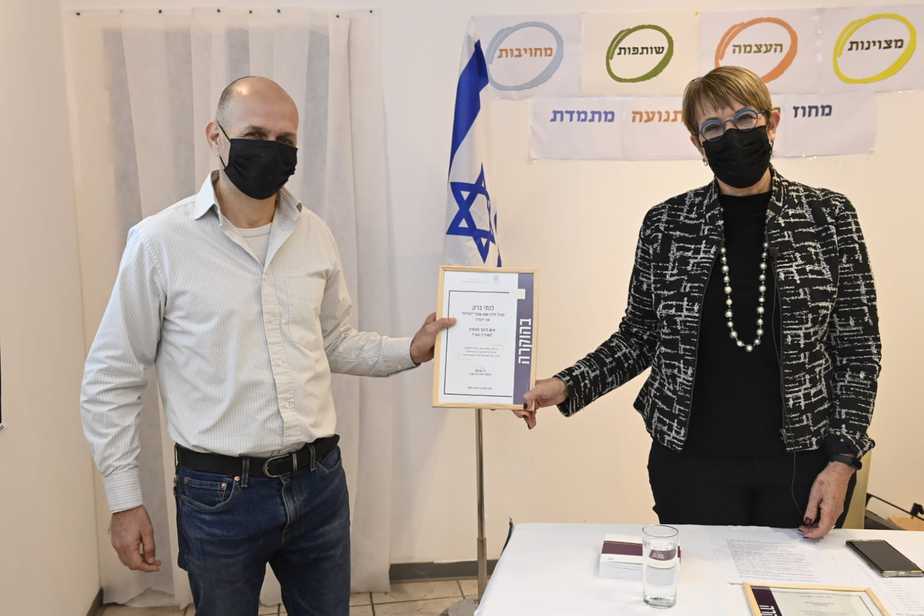 נתי ברק משרד החינוך חיה שיטאי, מנהלת מחוז תל אביב מעניקה את הפרס  (צילום: חורחה נובומינסקי)