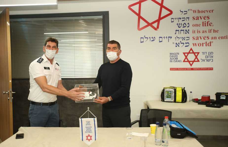 שר החוץ חכ אשכנזי בביקור במוקד הלאומי של מדא – צילום דוברות מדא 17.12.2020 (2)