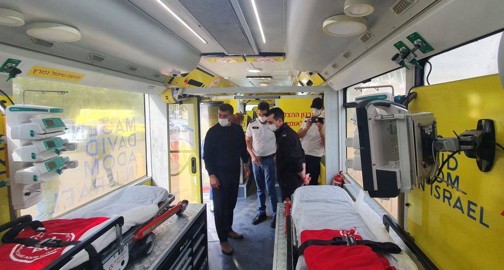 שר החוץ חכ אשכנזי בביקור במוקד הלאומי של מדא – צילום דוברות מדא 17.12.2020 (4)