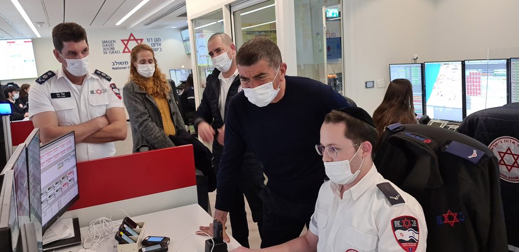 שר החוץ חכ אשכנזי בביקור במוקד הלאומי של מדא – צילום דוברות מדא 17.12.2020 (6)