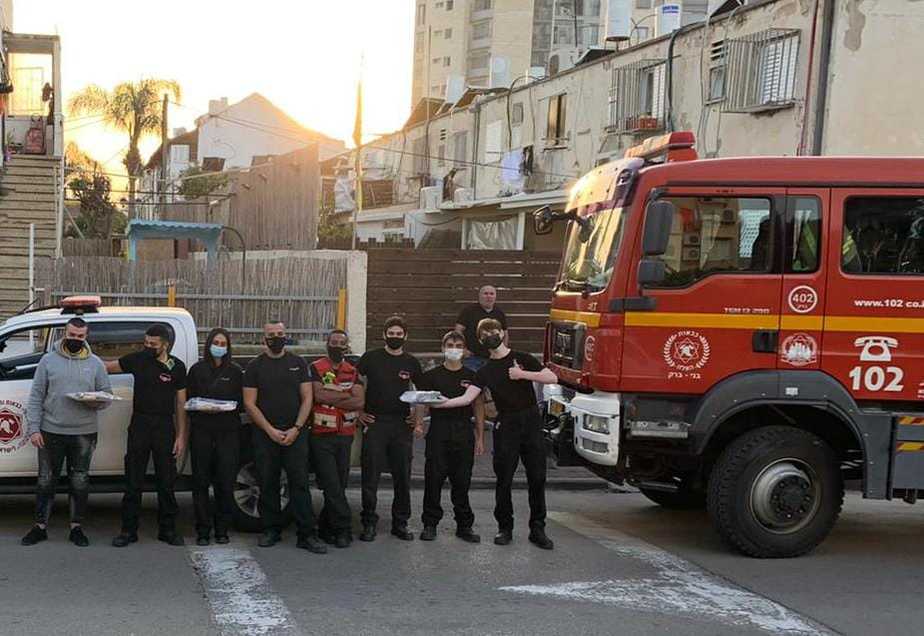 מתנדבי כבאות והצלה במיזם מבורך (צילום כבאות והצלה)